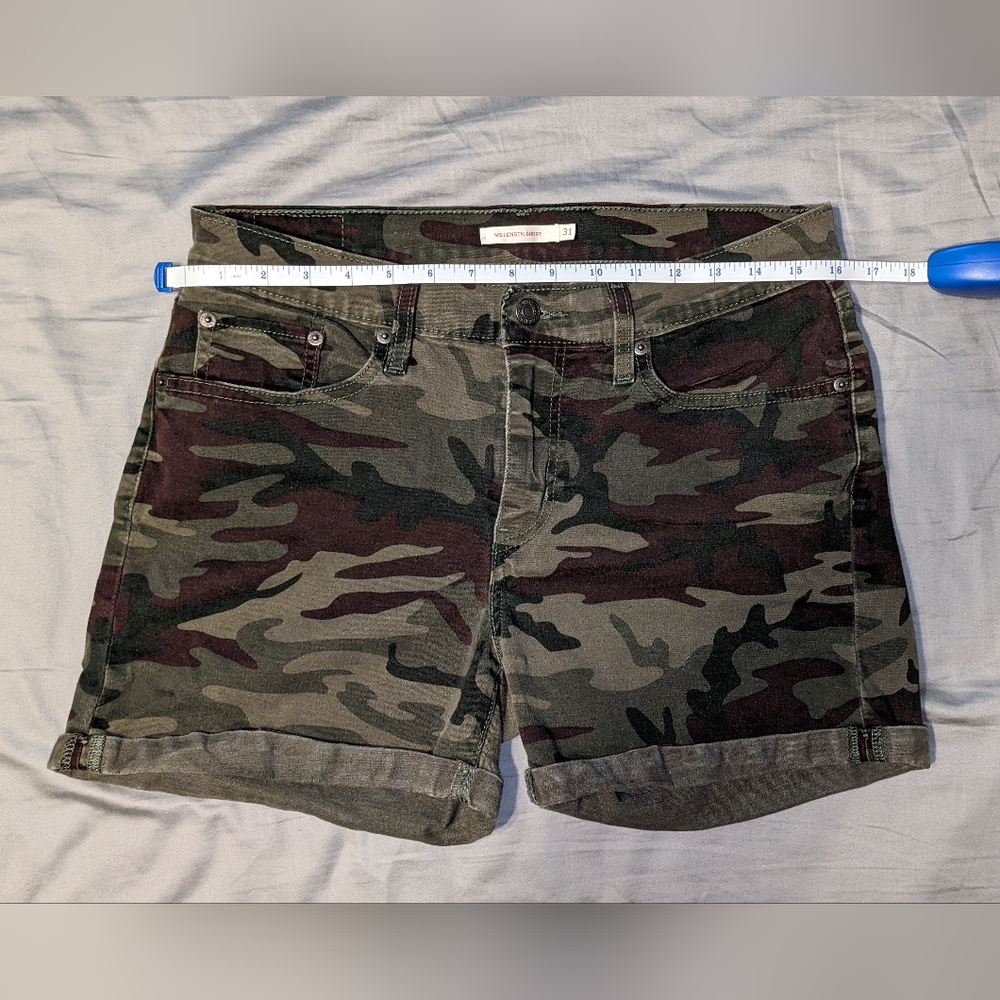 Levi's Mid Length Shorts Camo Women's Size 31